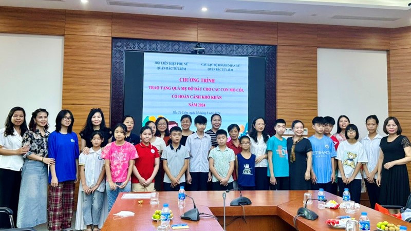 Trao kinh phí đỡ đầu cho 14 trẻ em mồ côi, trẻ em có hoàn cảnh khó khăn