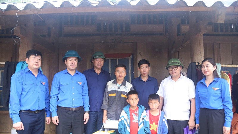 Bí thư Trung ương Đoàn thăm, tặng quà người dân vùng lũ tại xã Chiềng Nơi, tỉnh Sơn La