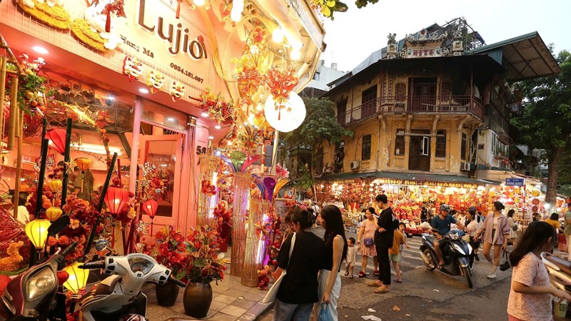 Phố Hàng Mã nhộn nhịp đón Trung Thu