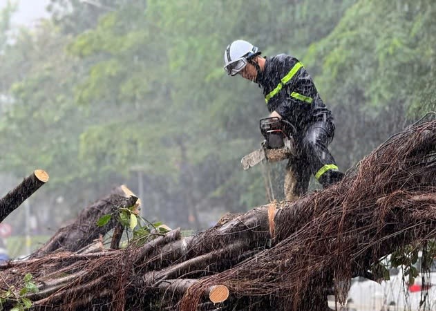 Cảnh sát phòng cháy chữa cháy và cứu nạn cứu hộ Thủ đô hỗ trợ khắc phục hậu quả sau cơn bão số 3