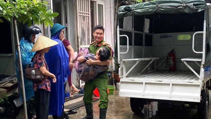 Cán bộ chiến sỹ công an quận Bắc Từ Liêm cùng nhân dân chống mưa lũ