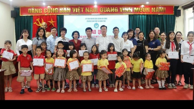 Quận Ba Đình tặng quà cho học sinh khó khăn bị ảnh hưởng bởi bão