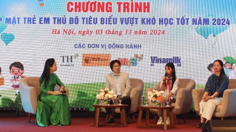 Hà Nội: Trao 200 suất học bổng tặng trẻ em Thủ đô tiêu biểu vượt khó học tốt