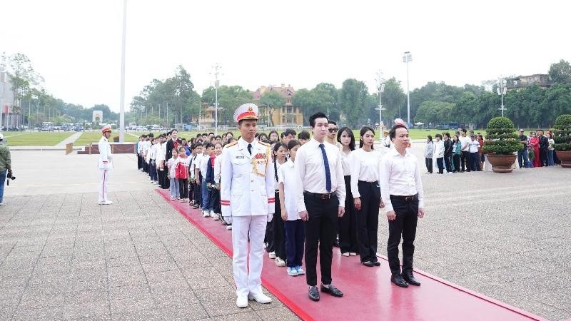 Đoàn đại biểu Liên hoan “người con hiếu thảo” báo công dâng Bác