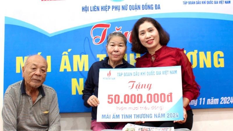 Báo Phụ nữ Thủ đô trao Mái ấm tình thương cho hội viên khó khăn ở quận Đống Đa