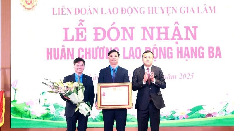 Liên đoàn Lao động huyện Gia Lâm đón nhận Huân chương Lao động hạng Ba