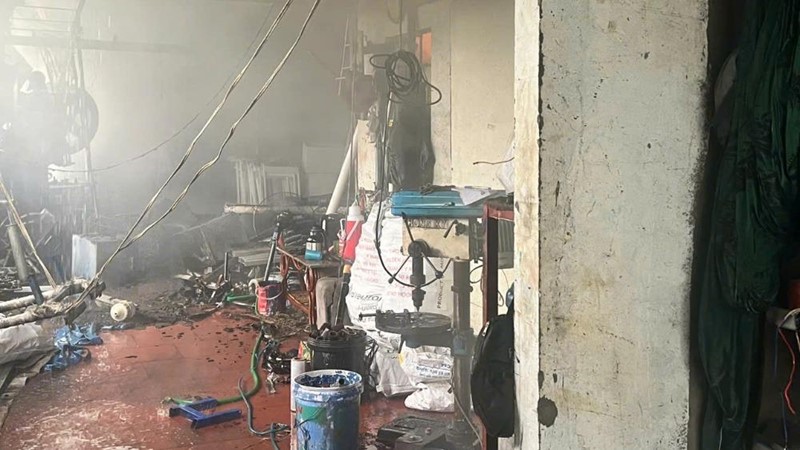 Kịp thời khống chế cháy tại xưởng gia công cơ khí ở Thanh Trì