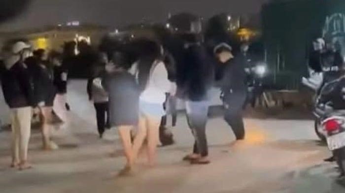 Hà Nội: Công an triệu tập 3 đối tượng đánh và bắt thiếu nữ 17 tuổi quỳ ở công viên Yên Sở