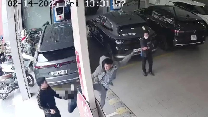 Triệu tập người đàn ông “tung cước” đạp vào đầu tài xế ở quận Bắc Từ Liêm