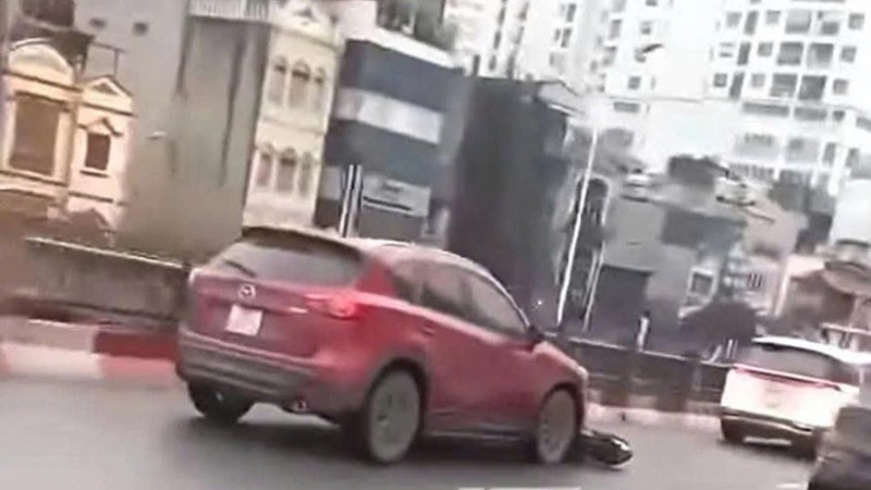 Tài xế xe Mazda gây tai nạn bỏ chạy kéo lê xe máy qua cầu Vĩnh Tuy