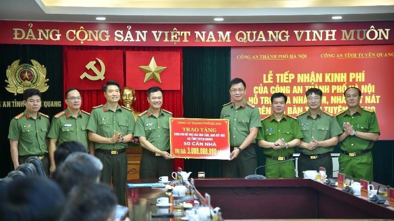 Công an Hà Nội chung tay xóa nhà tạm, nhà dột nát