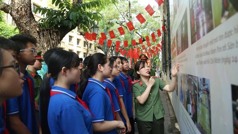 Hà Nội: Trưng bày lưu động “Công an Thủ đô khắc ghi lời Bác”