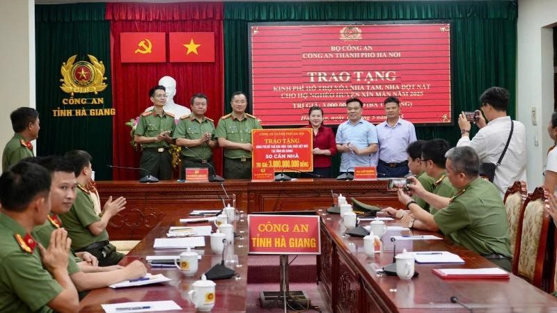 Công an Hà Nội trao tặng 3 tỷ đồng hỗ trợ tỉnh Hà Giang xoá nhà tạm, nhà dột nát