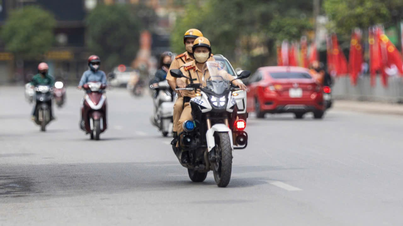 Hành động đẹp của Cảnh sát giao thông Hà Nội khi làm nhiệm vụ