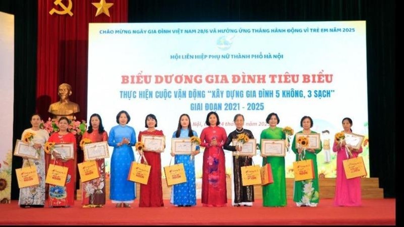 Biểu dương 200 gia đình Thủ đô tiêu biểu “5 không, 3 sạch” và con mồ côi học giỏi