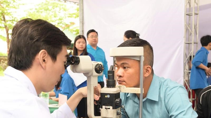 Hơn 1.000 thanh niên công nhân Nghệ An được khám, phát thuốc miễn phí 