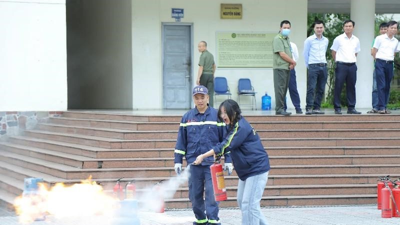 Gần 1.000 sinh viên tham gia trải nghiệm phòng cháy chữa cháy