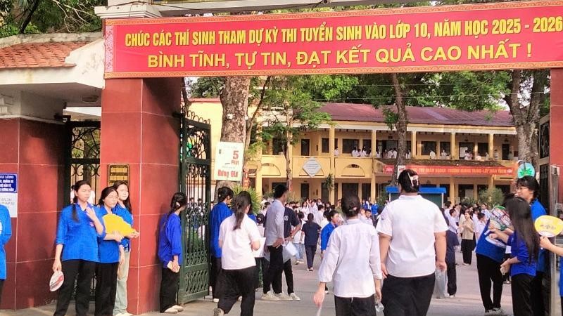 Hà Nội: Thời tiết mát mẻ, thí sinh Hà Nội tự tin bước vào phòng thi