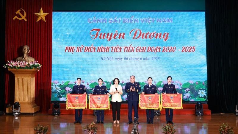 Tuyên dương phụ nữ điển hình tiên tiến trong lực lượng Cảnh sát biển Việt Nam