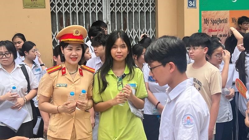 Chiều 7/6, các học sinh Hà Nội bước vào môn thi thứ hai