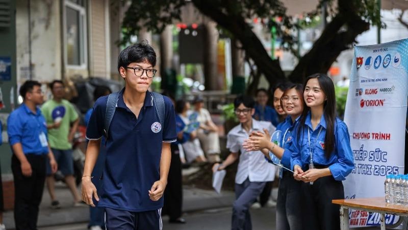 Nét đẹp áo xanh tình nguyện “tiếp sức mùa thi”