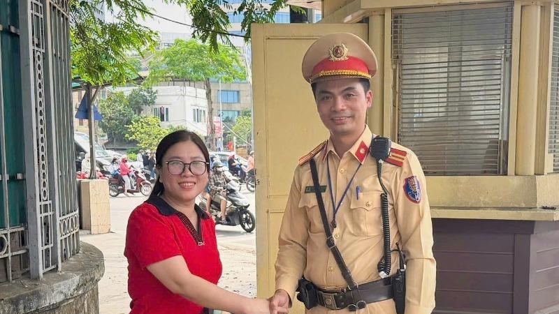 Rơi tài sản khi đi khám bệnh, người phụ nữ được CSGT liên hệ trao trả
