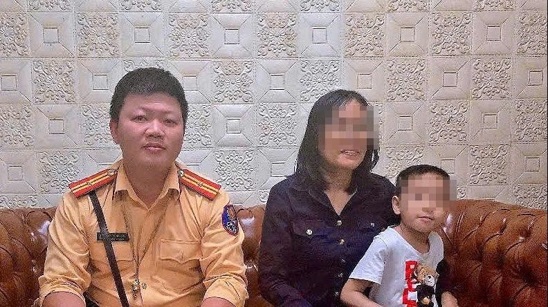 Cảnh sát giao thông hỗ trợ bé trai 6 tuổi đi lạc ở bến xe Mỹ Đình
