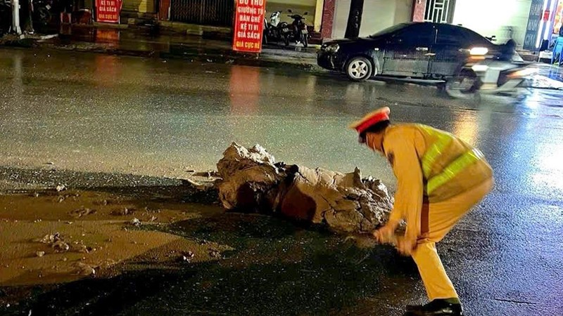 Hà Nội, truy vết, xử lý tài xế xe tải để rơi đất thải xuống đường trong đêm