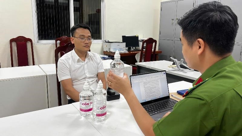 Hà Nội: Một phó chủ tịch thị trấn ở huyện Chương Mỹ bị bắt vì sản xuất cồn y tế giả