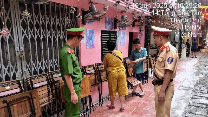 Hà Nội: Tiếp tục duy trì tuần tra, xử lý vi phạm tại “phố cà phê đường tàu”