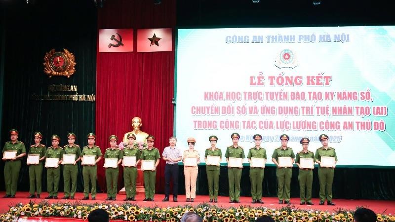 Hơn 7.500 cán bộ, chiến sĩ Công an Thủ đô hoàn thành khóa học “Bình dân học vụ số“
