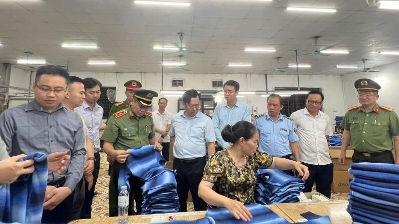 Giám đốc Công an Hà Nội đột xuất kiểm tra thực tế tình hình sản xuất, kinh doanh tại xã La Phù
