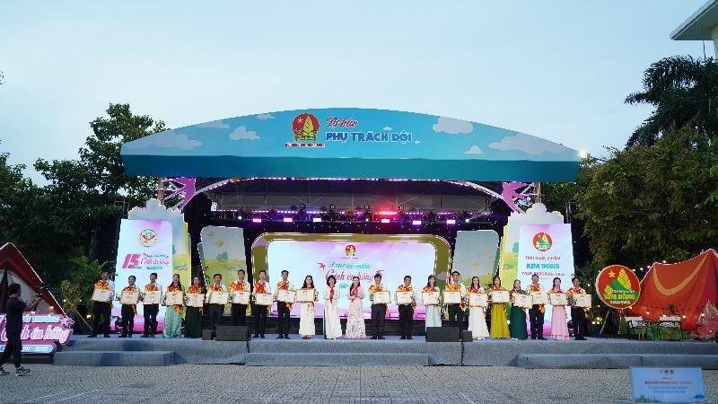 80 giáo viên tổng phụ trách Đội tiêu hiểu được trao Giải thưởng “Cánh én hồng”