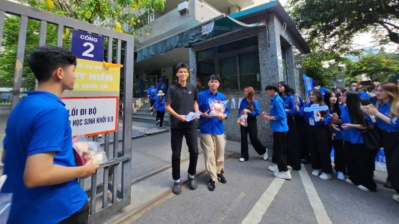 Hà Nội: Thí sinh thở phào, nhẹ nhõm sau môn thi đầu tiên