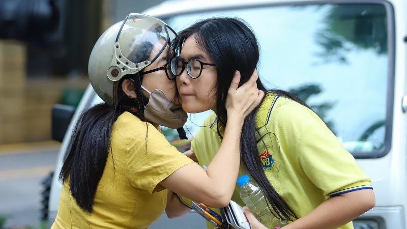 Ngoài cánh cổng trường, bố mẹ cũng "thi" cùng con…