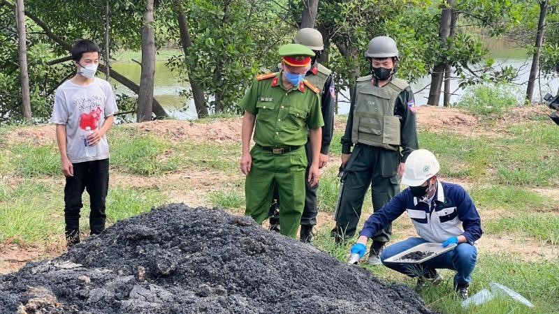 Hà Nội: Phát hiện vụ chôn, lấp chất thải công nghiệp số lượng lớn