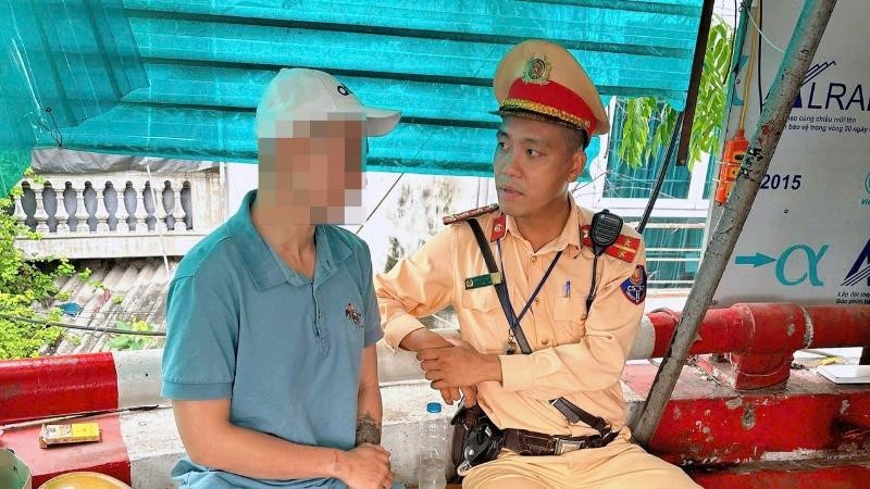 Hà Nội: Kịp thời ngăn cản nam thanh niên nhảy cầu Chương Dương 