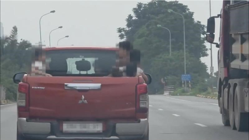 Hà Nội: Xác minh nóng, xử lý tài xế chở trẻ em trên thùng xe bán tải