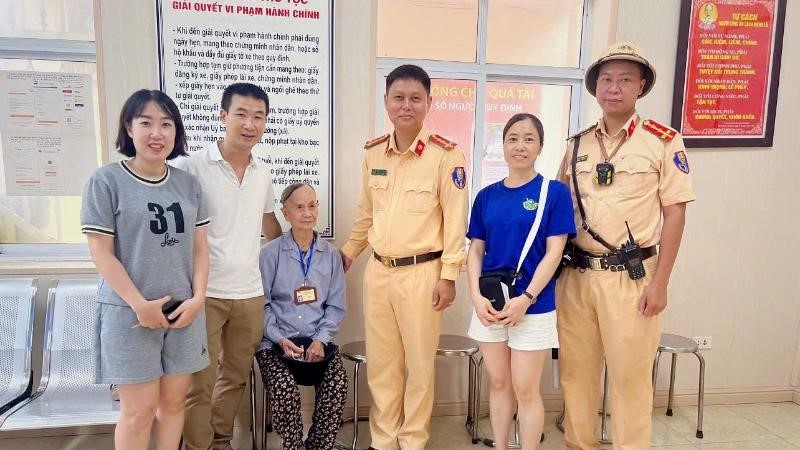 Cảnh sát giao thông Hà Nội giúp đỡ cụ bà 87 tuổi đi lạc về với gia đình