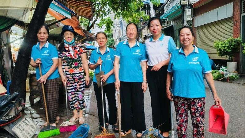Phụ nữ phường Phú Diễn (mới) tổng vệ sinh môi trường, thiết thực chào mừng chính quyền địa phương 2 cấp