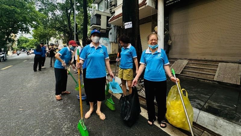 Ra quân vệ sinh môi trường, để Tây Hồ xanh - sạch - đẹp, sẵn sàng đón thời khắc quan trọng