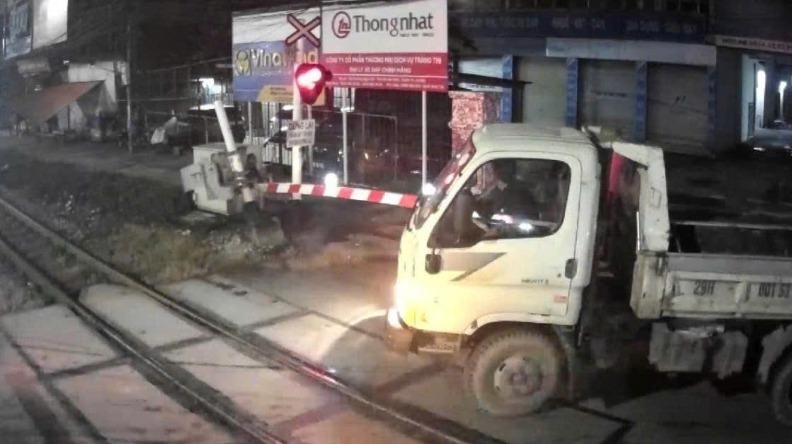 Hà Nội: Xử lý tài xế xe tải vượt đường ngang, đâm gãy barie