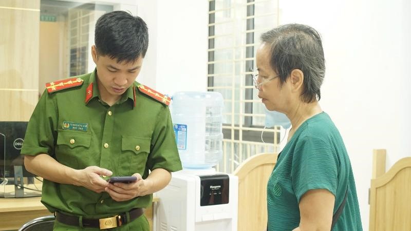 Ngày đầu hoạt động của công an xã, phường mới ở Hà Nội