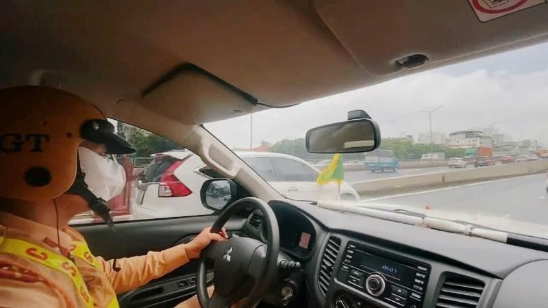 Hà Nội: Cảnh sát giao thông hỗ trợ đưa người đàn ông bị đột quỵ đi cấp cứu kịp thời
