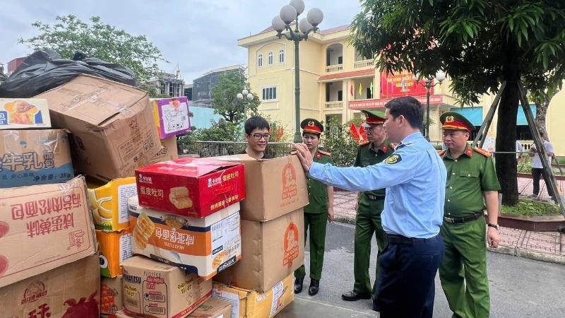 Hà Nội: Tiêu hủy 25 tấn bánh, kẹo, thực phẩm bẩn tại làng nghề La Phù