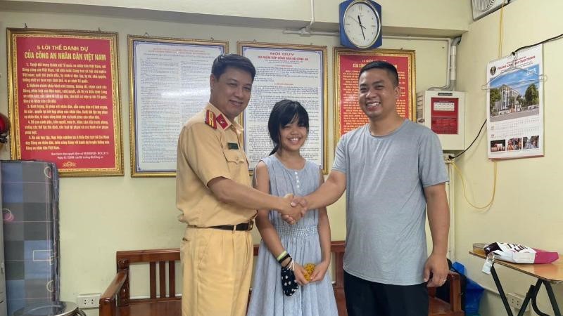 Công an Hà Nội kịp thời giúp đỡ bé gái đi lạc trở về với gia đình