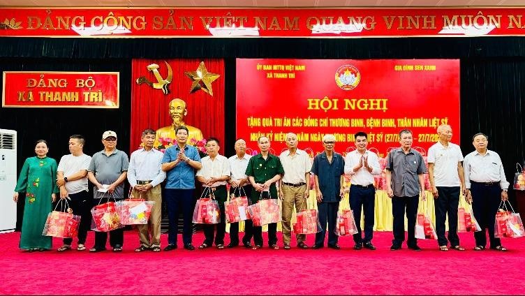 Xã Thanh Trì tặng quà thương, bệnh binh và thân nhân liệt sỹ 