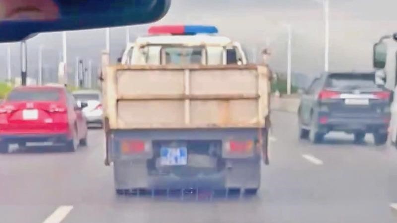 CSGT Hà Nội mở đường cho xe đưa người phụ nữ bị đột quỵ đi cấp cứu kịp thời 