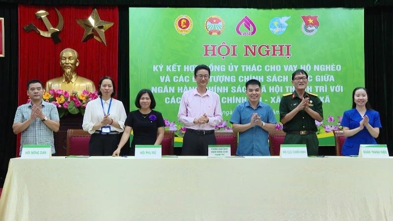 Xã Thanh Trì: Ký kết hợp đồng ủy thác cho vay hộ nghèo và các đối tượng chính sách khác 