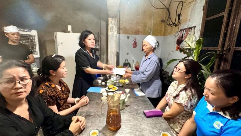 Hội LHPN TP Hà Nội và CLB Doanh nhân nữ Hà Nội thăm viếng, động viên gia đình nạn nhân vụ lật tàu du lịch ở Quảng Ninh 